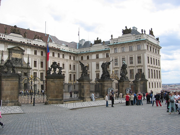 25 Castle front gate.JPG